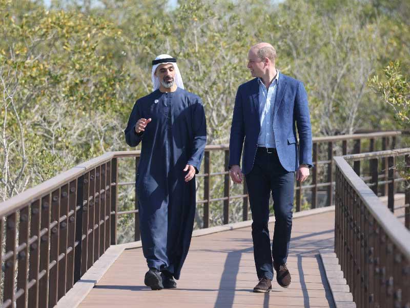 الأمير البريطاني وليام يتحدث مع رئيس المكتب التنفيذي في أبو ظبي الشيخ خالد بن محمد بن زايد آل نهيان
