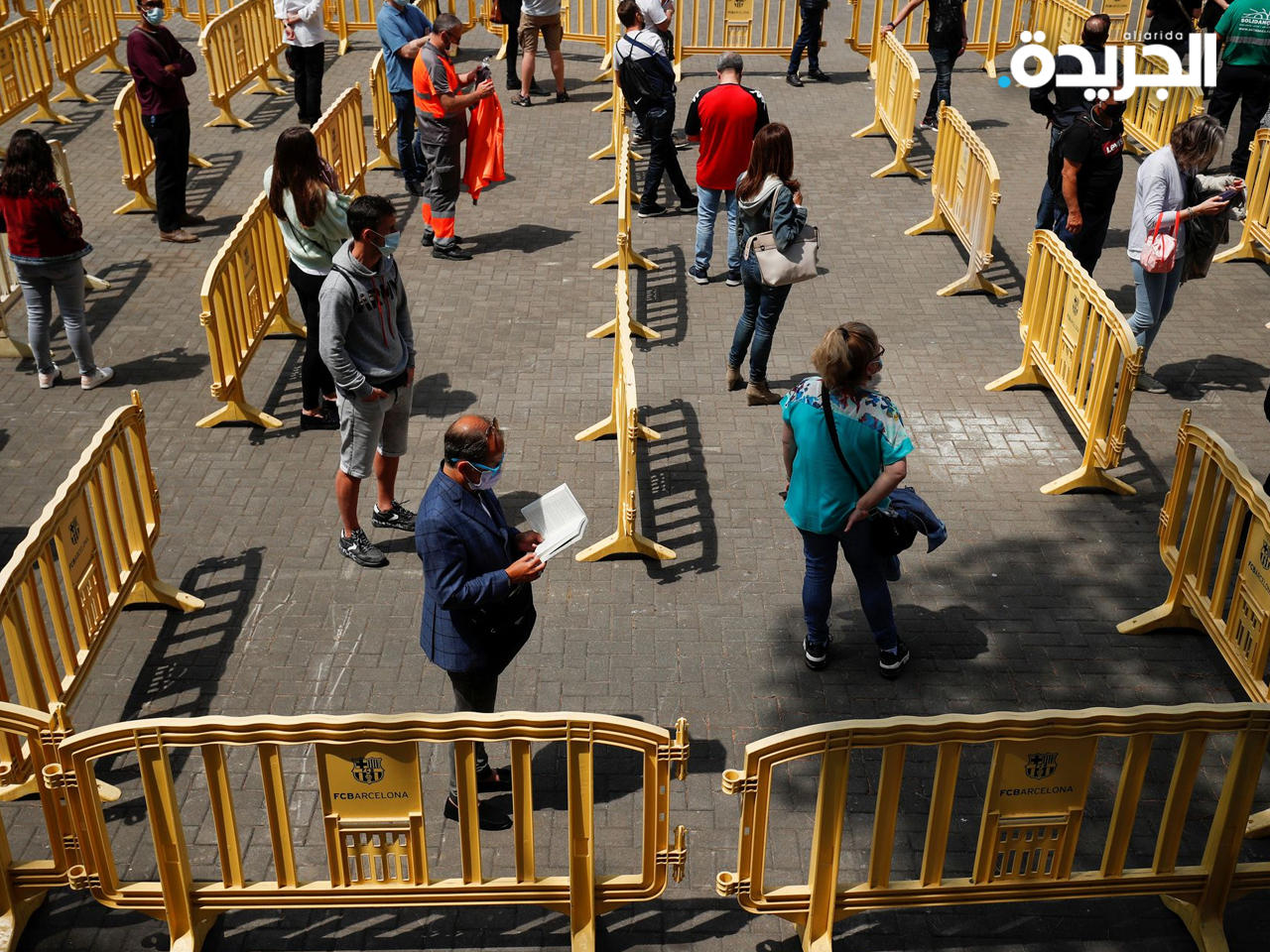 طابور انتظار أمام ملعب كامب نو لتلقي اللقاح