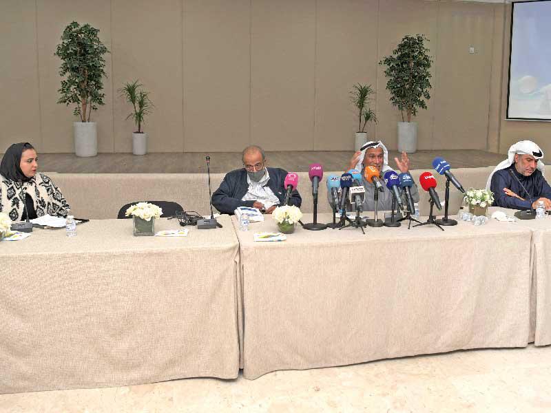  محاضرو الندوة ويبدو المقاطع متحدثاً 