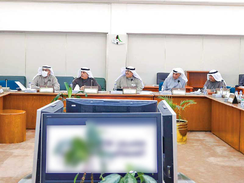 اللجنة المالية في اجتماع سابق