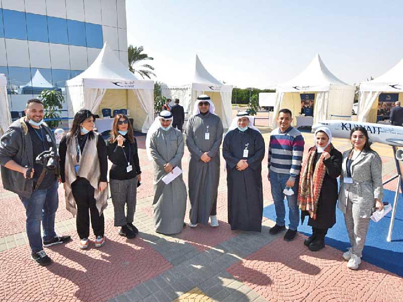  مساعد الرئيس التنفيذي للخدمات المساندة في «الكويتية» محمد الفواز والحساوي يتوسطان فريق دائرة الاتصال المؤسسي والعلاقات العامة