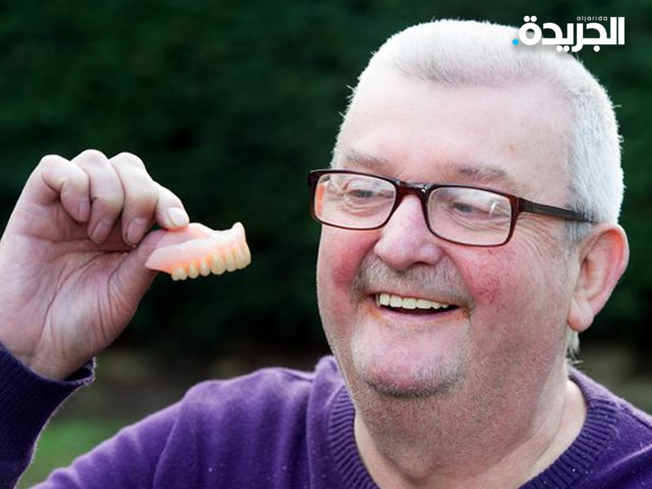 البريطاني بول بيشوب مع طقم أسنانه