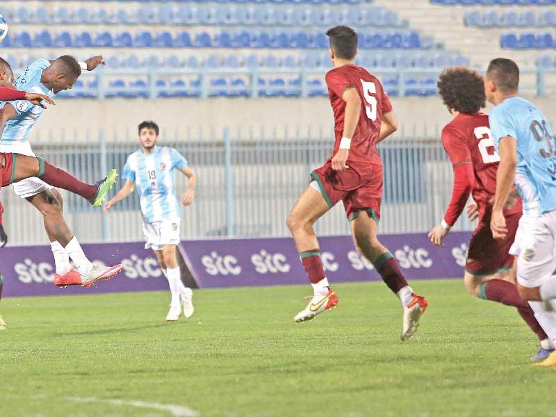 جانب من المباراة وكرة مشتركة (تصوير جورج رجي)