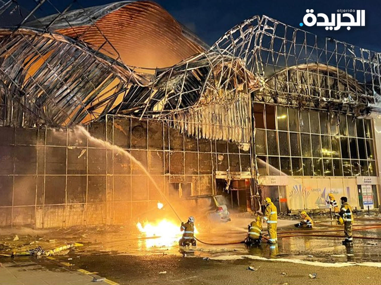 فرق الإطفاء تكافح حريق مبنى قيد الهدم