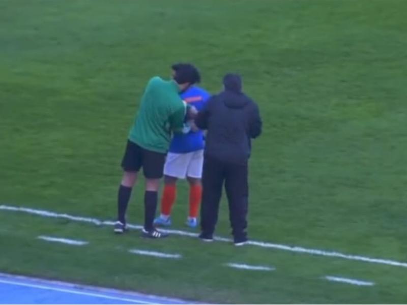 كتابة أرقام اللاعبين على شريط لاصق!