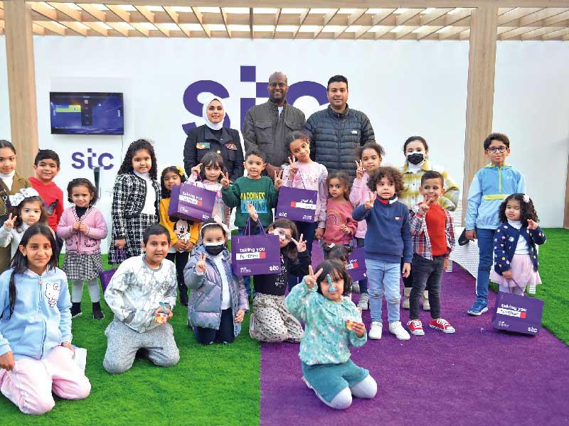 فريق العلاقات العامة مع الأطفال المشاركين والرابحين