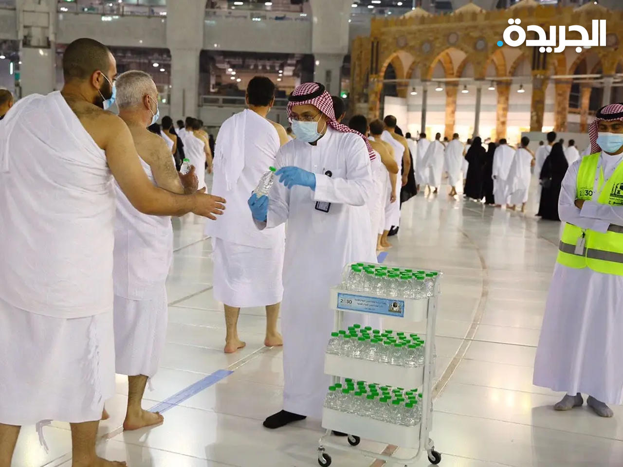 توزيع عبوات ماء زمزم في المسجد الحرام