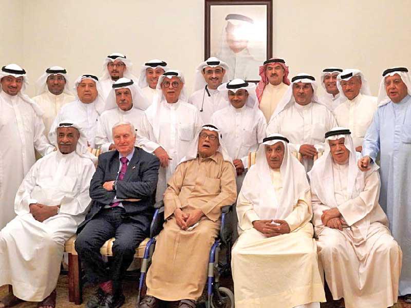 آخر صورة جماعية ظهر فيها العجيري التقطتها عدسة صبيح السلطان في ديوان البرجس عام 2019