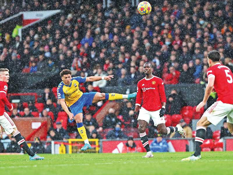 جانب من مباراة مان يونايتد وساوثمبتون أمس