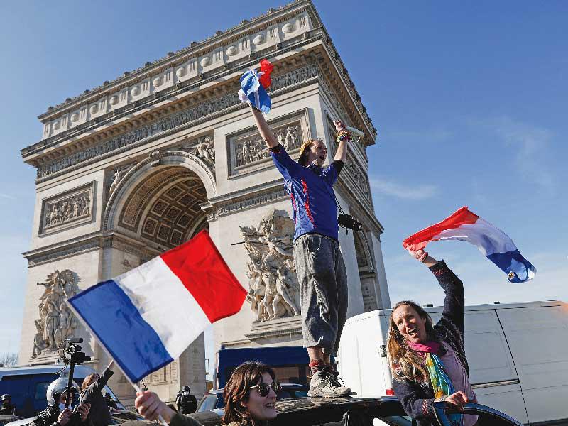 جانب من «قافلة الحرية» تحت قوس النصر في باريس أمس