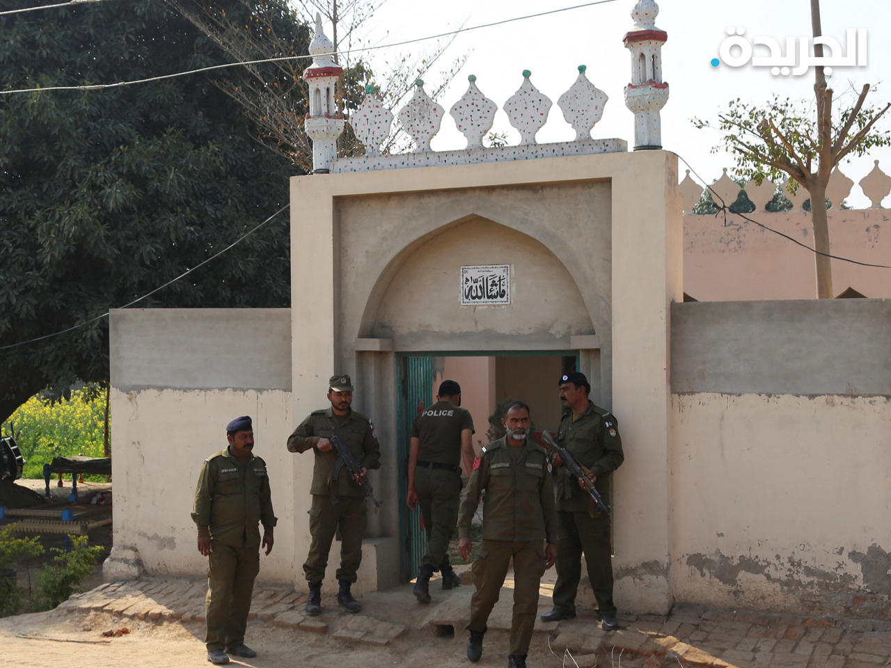 الشرطة تعاين موقع الجريمة