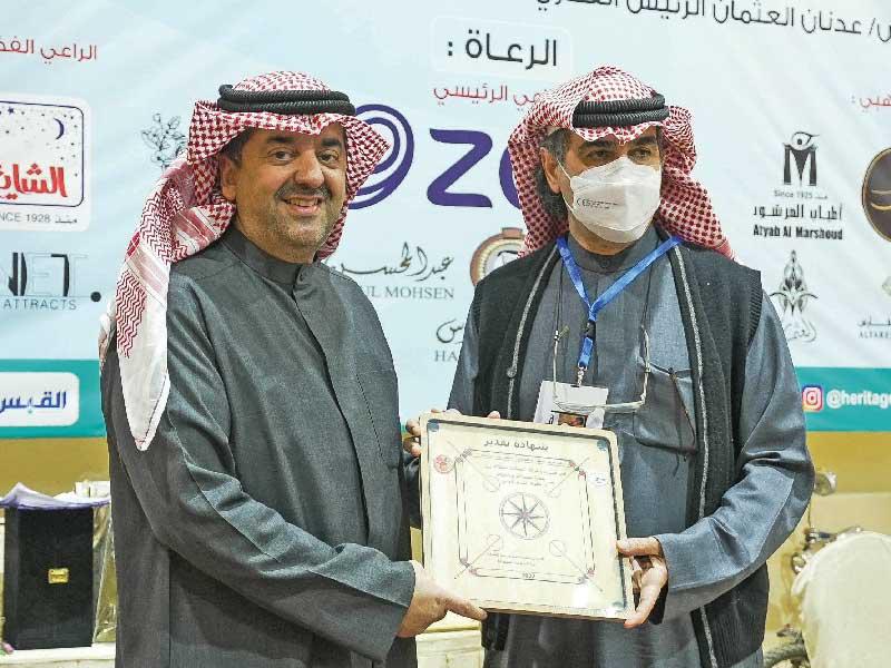 العثمان مُكرماً الخشتي تقديراً لرعاية «زين» 