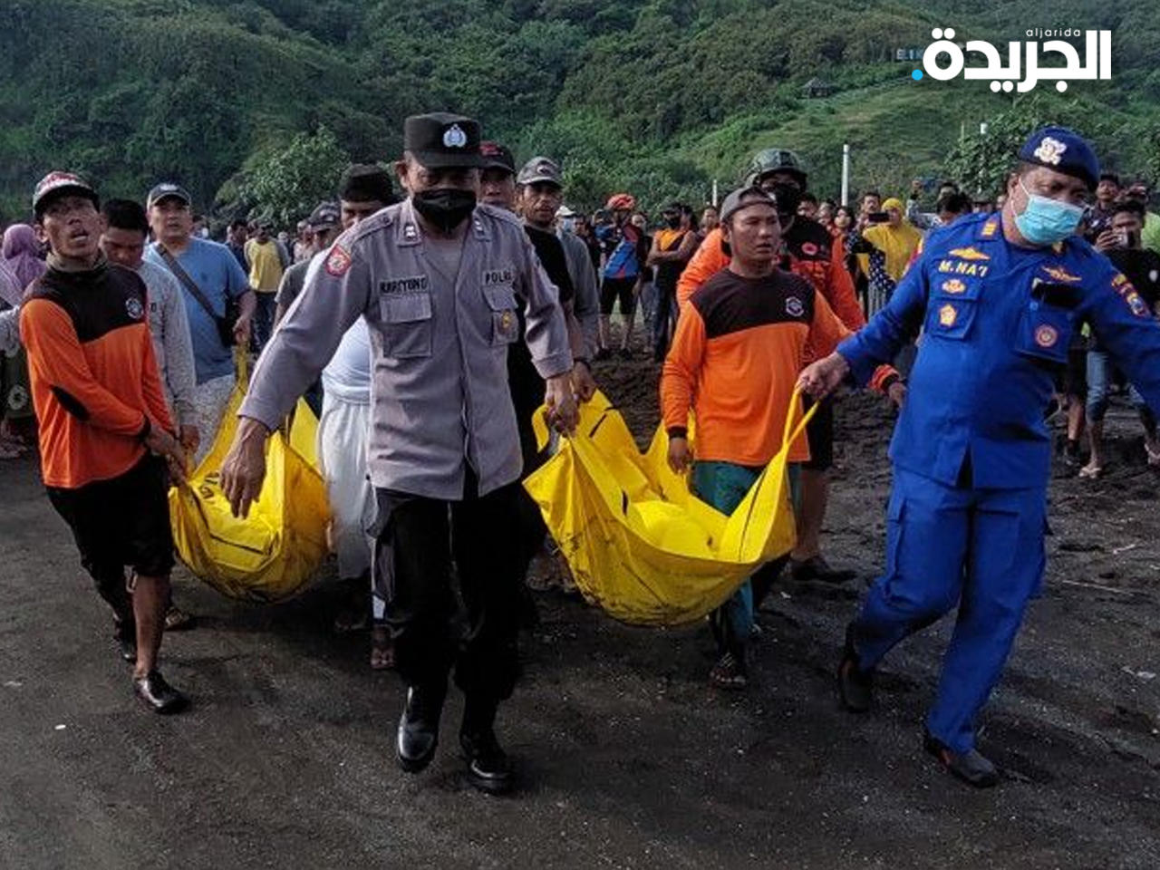 رجال الإنقاذ ينتشلون إحدى الجثث