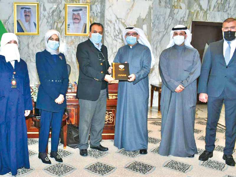 وزير الصحة د. خالد السعيد متوسطا وفد الكوادر الصحية بمركز الراشد 