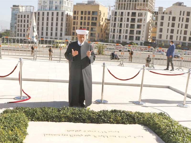المفتي دريان أمام ضريح رفيق الحريري