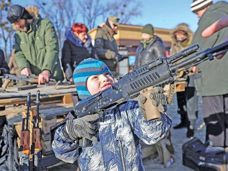 طفل أوكراني يحمل مجسم سلاح خلال دورة تدريبية نظمتها حركة يمينية في كييف (رويترز)n