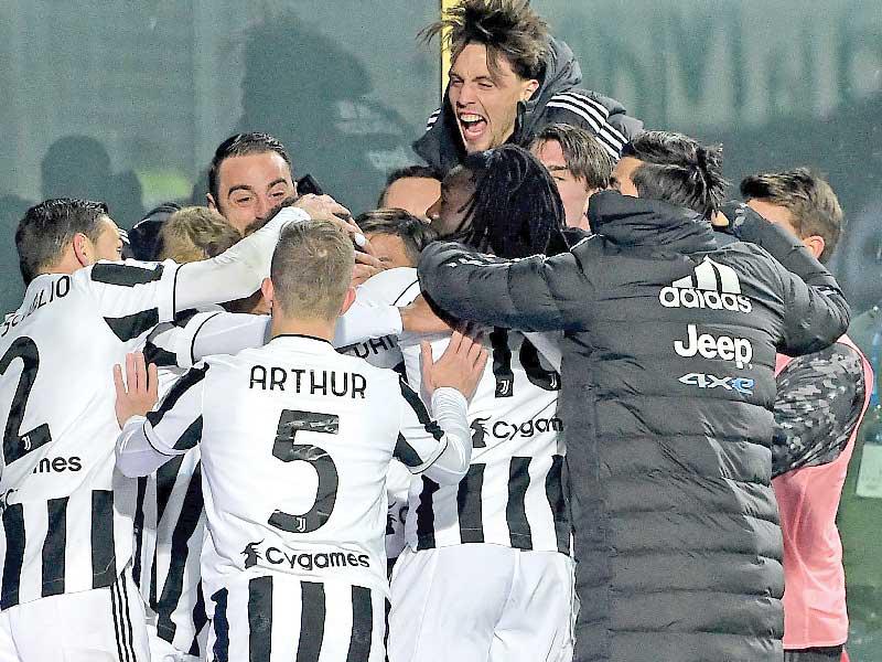 لاعبو يوفنتوس يحتفلون بعد تسجيل هدف الفوز 