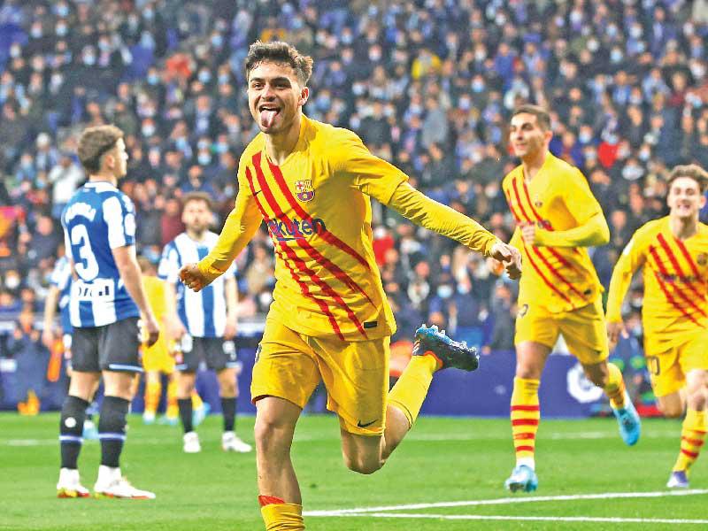 بيدري يحتفل بتسجيله الهدف الأول 