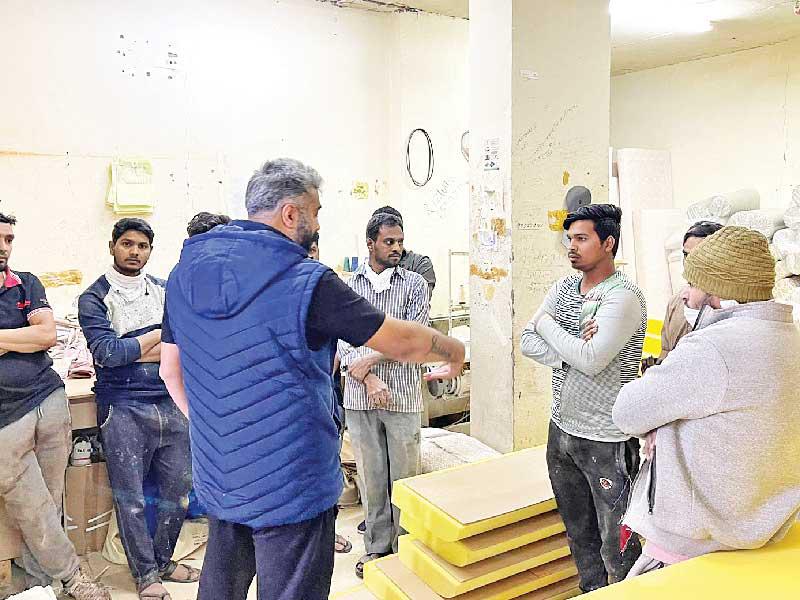 عمالة هاربة في مستودع إحدى البنايات والذي تحول إلى «منجرة مخالفة»