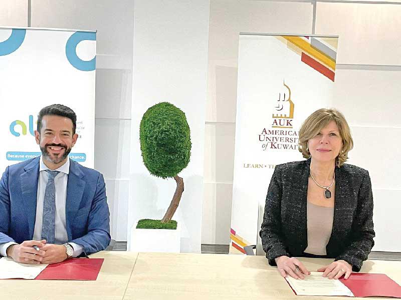 رئيسة الجامعة د. روضة عواد والرئيس التنفيذي لمركز ABC   د. عبدالله العلي خلال توقيع الاتفاقية 