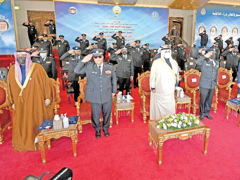 المنصور والقادة العسكريون خلال الحفل (تصوير نوفل إبراهيم)