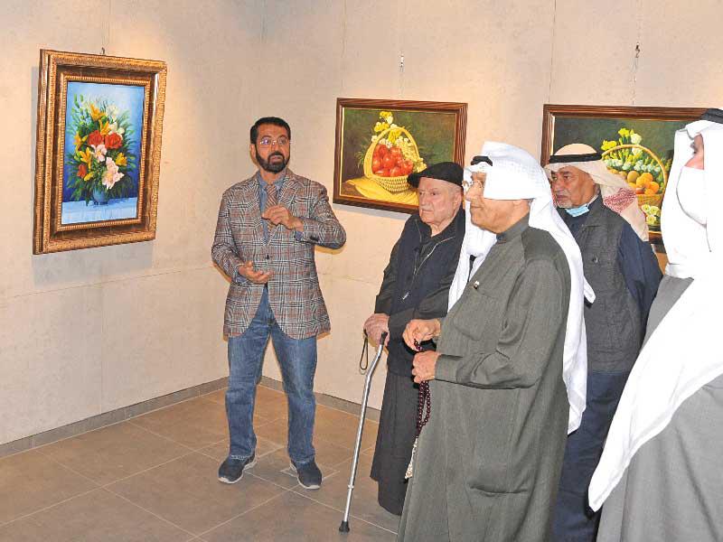 الفرس شارحاً تفاصيل أعماله للضيوف