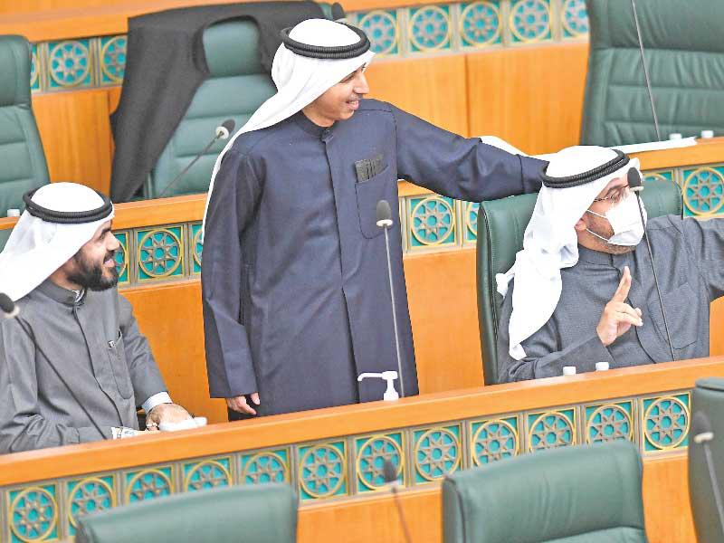 النائب مهلهل المضف والنائب صالح المطيري في جلسة سابقة