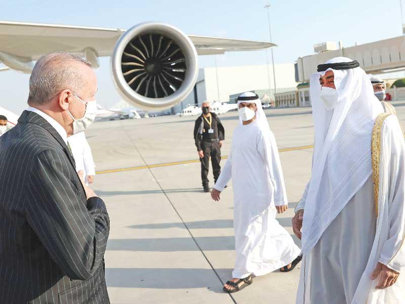 بن زايد مستقبلاً إردوغان في أبوظبي أمس