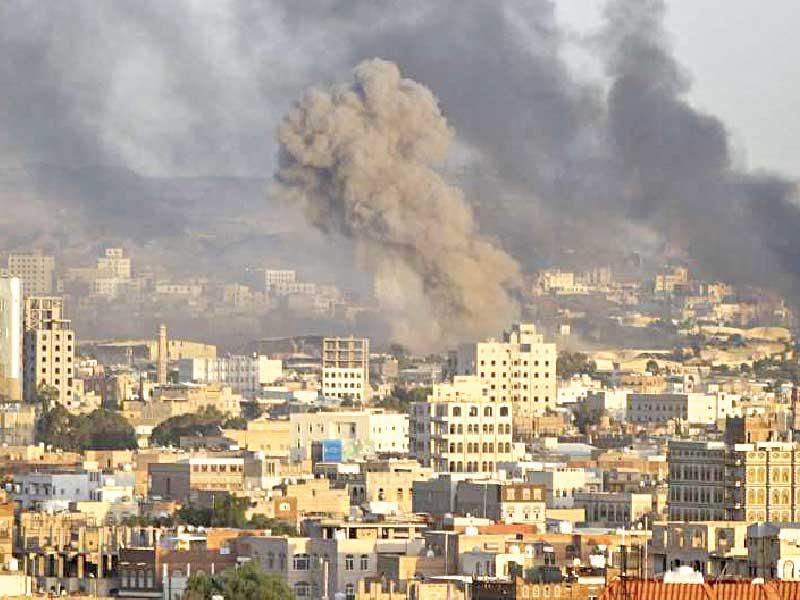 تصاعد دخان من محطة التحكم الفضائية التابعة للحوثيين بصنعاء 