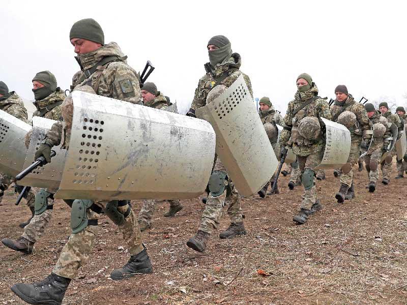 حرس الحدود الأوكراني قرب الخط الفاصل مع بيلاروسياt (رويترز)