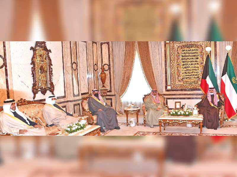 الأمير مستقبلاً بحضور ولي العهد رئيس الوزراء والوزيرين الجابر والمنصور اليوم