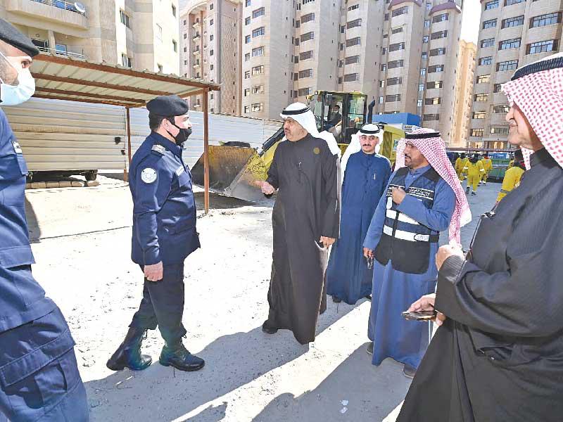 محافظ حولي علي الأصفر خلال جولة الإزالاتn