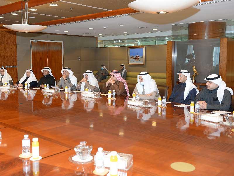 جانب من اجتماع  رئيس مجلس إدارة غرفة تجارة وصناعة الكويت محمد الصقر مع مؤسسة الرعاية السكنية أمس
