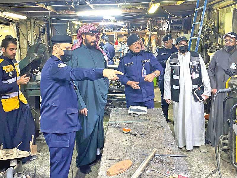 محافظ العاصمة الشيخ طلال الخالد ووكيل وزارة الداخلية المساعد لشؤون المرور والعمليات اللواء جمال الصايغ خلال الجولة 