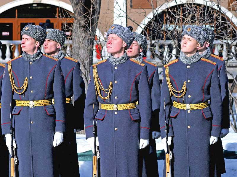 حرس الشرف الروسي قبل وصول المستشار الألماني لوضع زهور على ضريح الجندي المجهول على سور الكرملين في موسكو أمس  (أ ف ب)