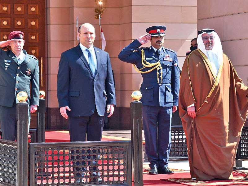 بن حمد مستقبلا بينيت في المنامة أمس (دي بي أيه)