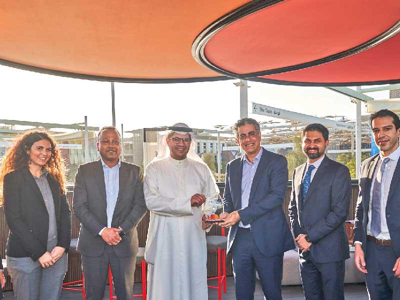 القطان أثناء تسلم الجائزة