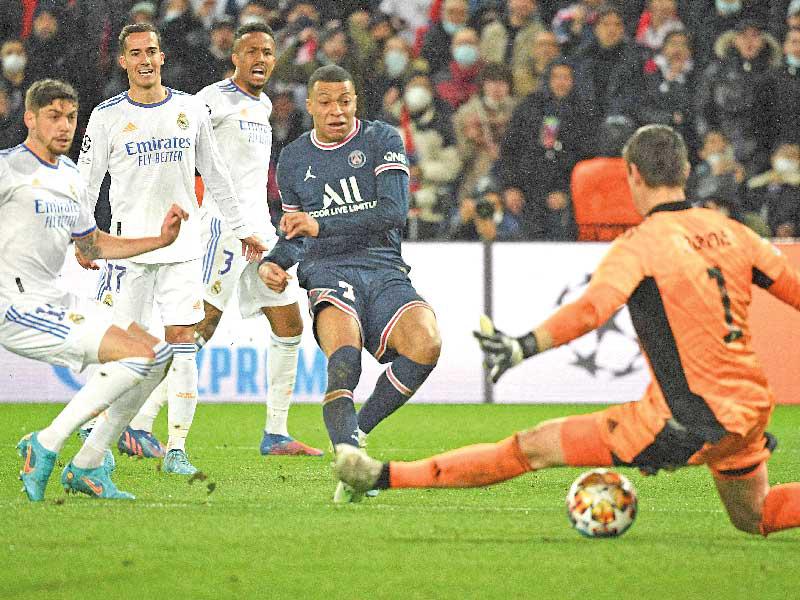 مبابي نجم باريس يحرز هدفه في مرمى ريال مدريد