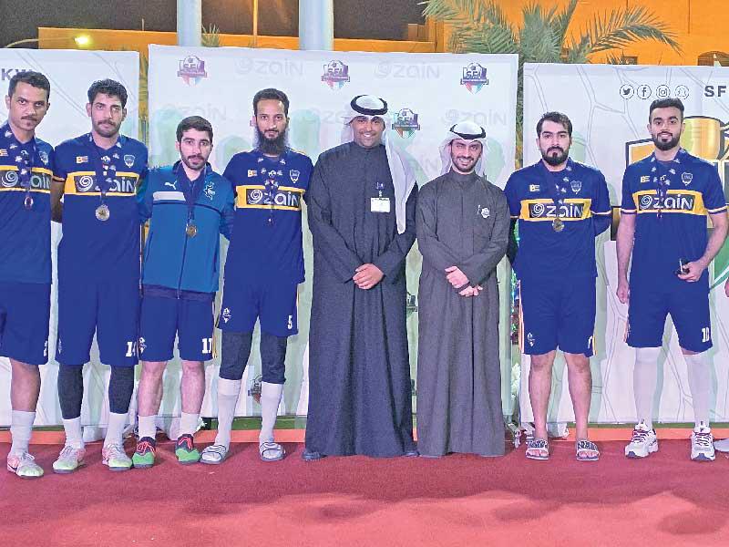 جانب من تتويج زين للفائزين بالبطولة 