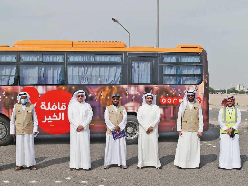 البابطين والثويني والأيوب في لقطة جماعية مع فريق العمل