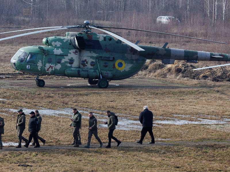 الرئيس الأوكراني يزور موقعاً للتدريب في غرب البلاد أمس (رويترز)