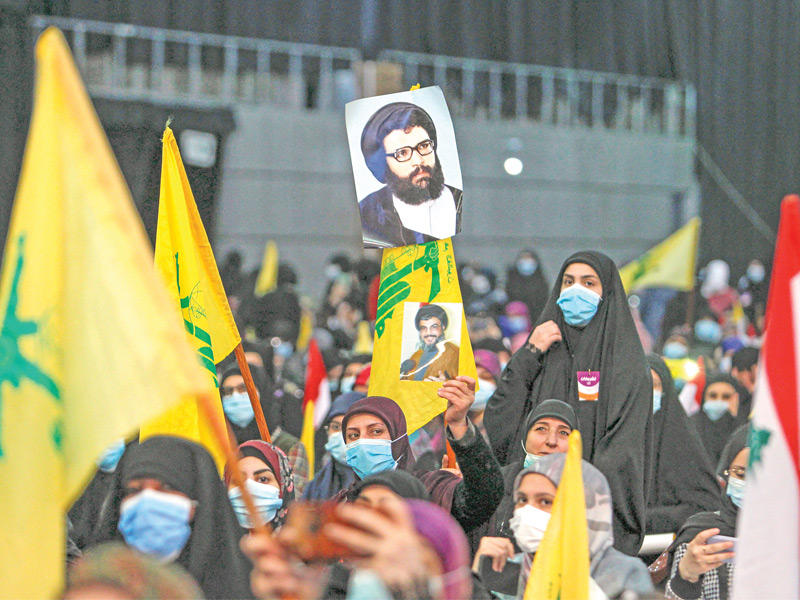 مناصرو حزب الله يستمعون إلى كلمته في بيروت أمس               (رويترز)