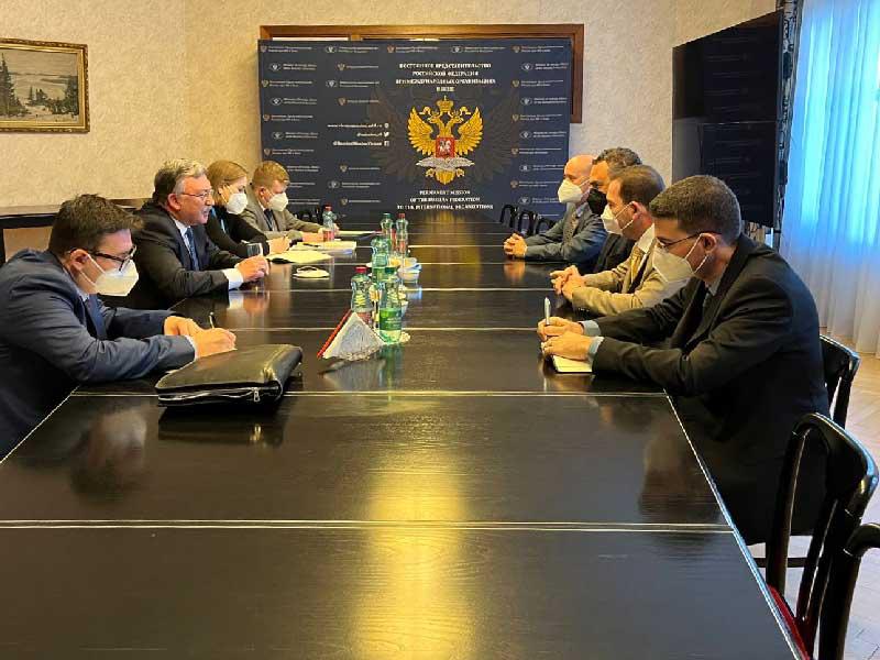 المندوب الروسي بالمفاوضات النووية خلال استقباله الوفد الإسرائيلي في فيينا أمس الأول (تويتر)