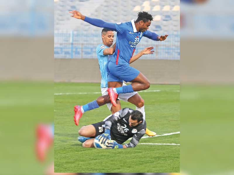 أحمد دشتي يستخلص كرة من أقدام ليما محترف السالميةt       (تصوير جورج رجي)