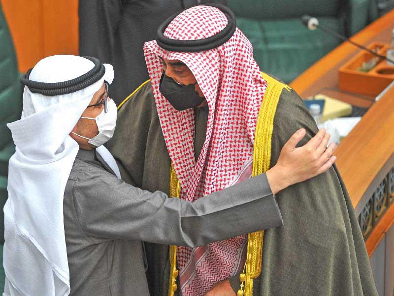 الخالد مهنئاً الناصر بتجديد الثقة به أمس (تصوير عبدالله الخلف)n