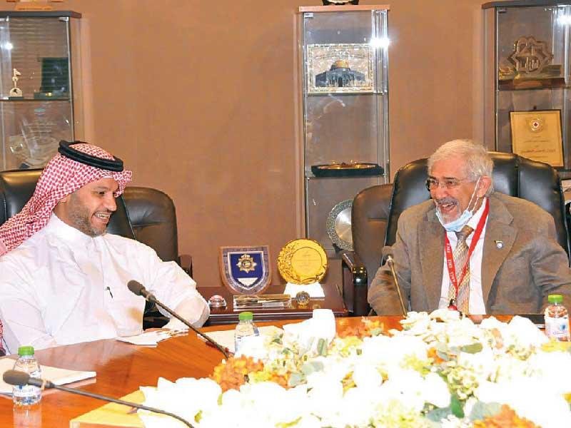 رئيس مجلس إدارة الهلال الأحمر الكويتي الدكتور هلال الساير مستقبلا رئيس هيئة الهلال الأحمر السعودي الدكتور جلال العويسي اليوم