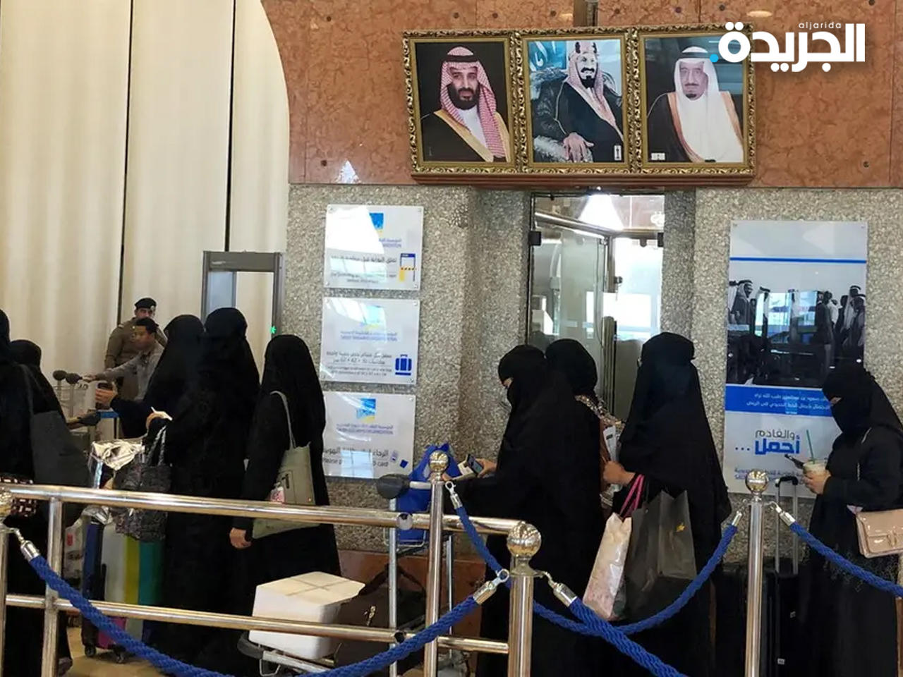 نساء سعوديات يصطفن في طابور أثناء سفرهن في محطة سكة حديد الدمام في أغسطس 2019 (رويترز)