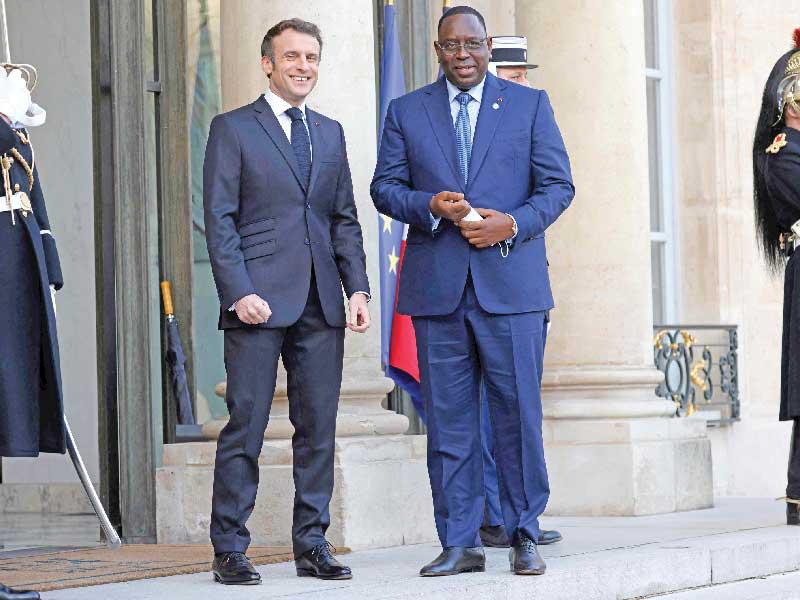 ماكرون مستقبلاً نظيره السنغالي ماكي سال في باريس اليوم                         (أ ف ب)