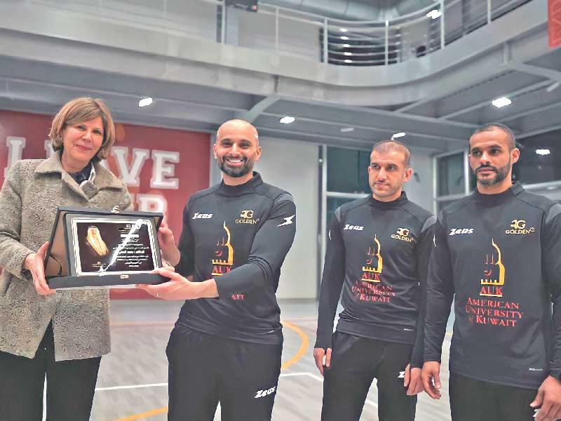  رئيسة الجامعة د. روضة عواد تكرِّم ممثلي الجائزة من فئة الرياضيين