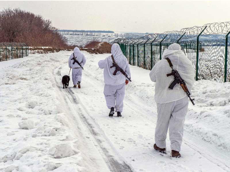 عناصر في حرس الحدود الأوكراني قرب الحدود مع روسيا أمس (أ ف ب)